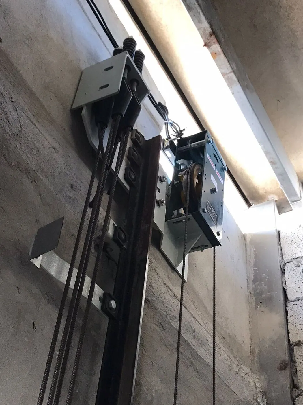 Instalación de rieles y componentes de un ascensor