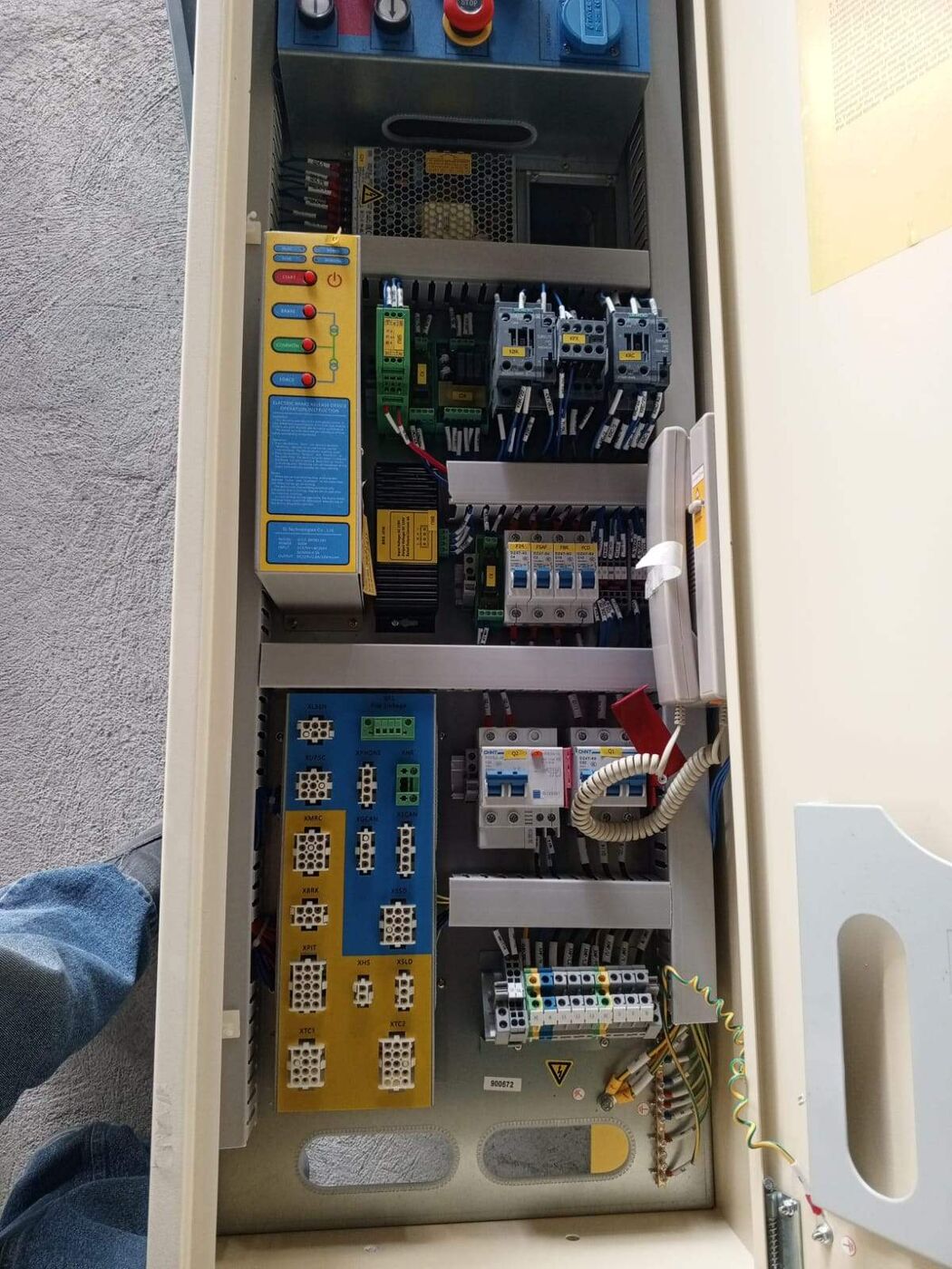 Montacargas con puerta tijera instalado en obra