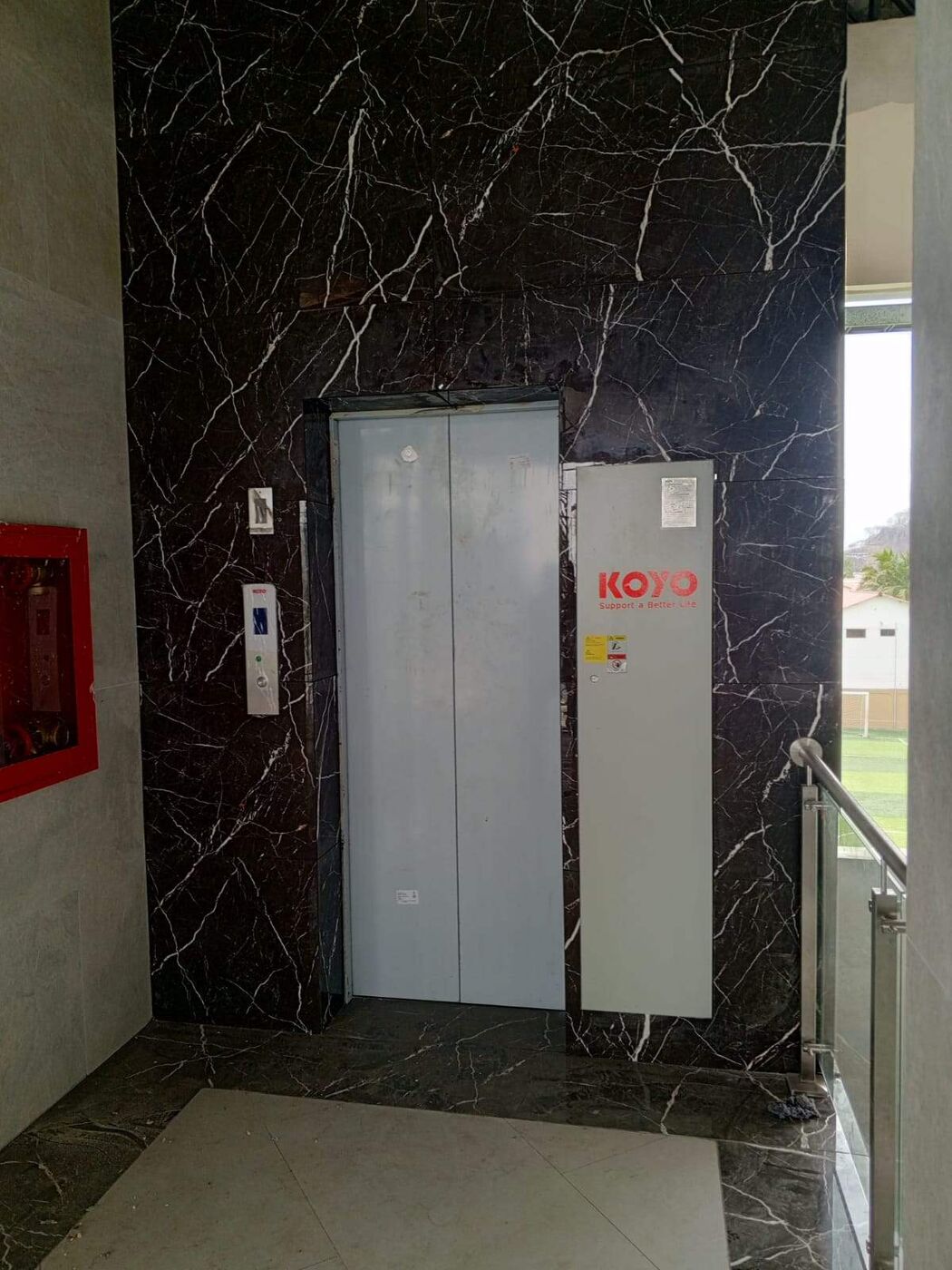 Plataforma elevadora de accesibilidad junto a una escalera