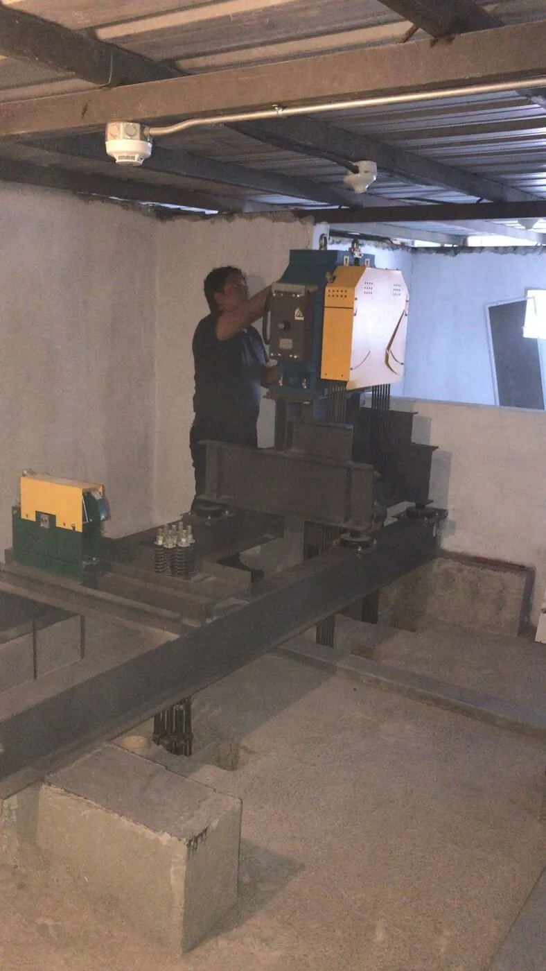 Técnico atendiendo un equipo en la sala de máquinas